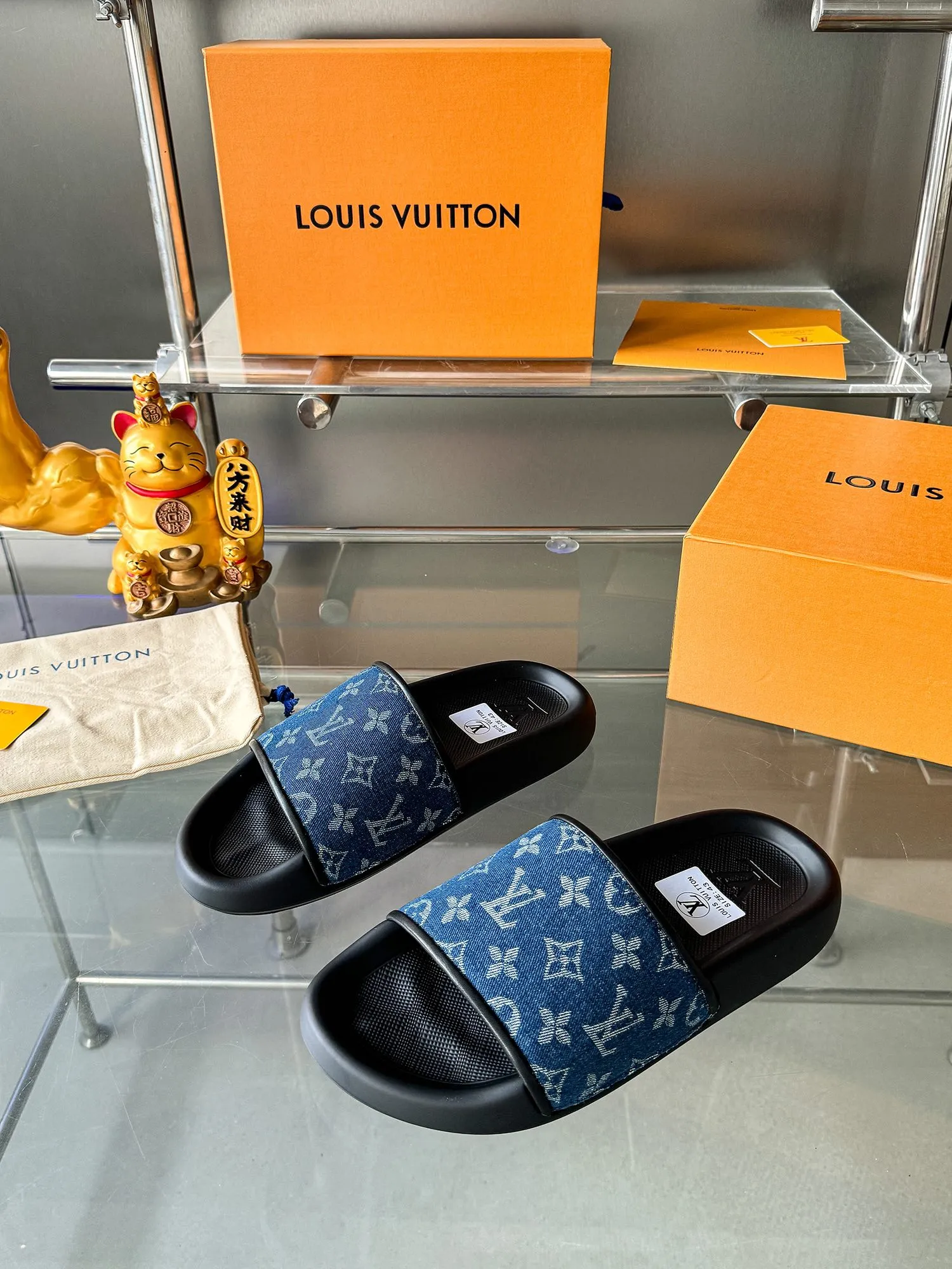 [L Home] P: 300💰 ▪️Shoe size: Women's 35-40 Men's 38-46▪️Packaging: Counter top quality~original packaging Louis Vuitton lv couple's monogram embossed slippers This season, Waterfront sandals return with a new look, and the upper buckle is embossed with Louis Vuitton's iconic Monogram pattern. Made of waterproof rubber with a comfortable and resilient insole. The lightweight, flexible outsole is embossed with the Louis Vuitton logo. Exquisitely packaged at the delivery counter 🛍📦 ▪️Fabric: Original molded rubber foam ▪️Sole: Original molded rubber foam outsole ▪️Sole thickness: 3CM.